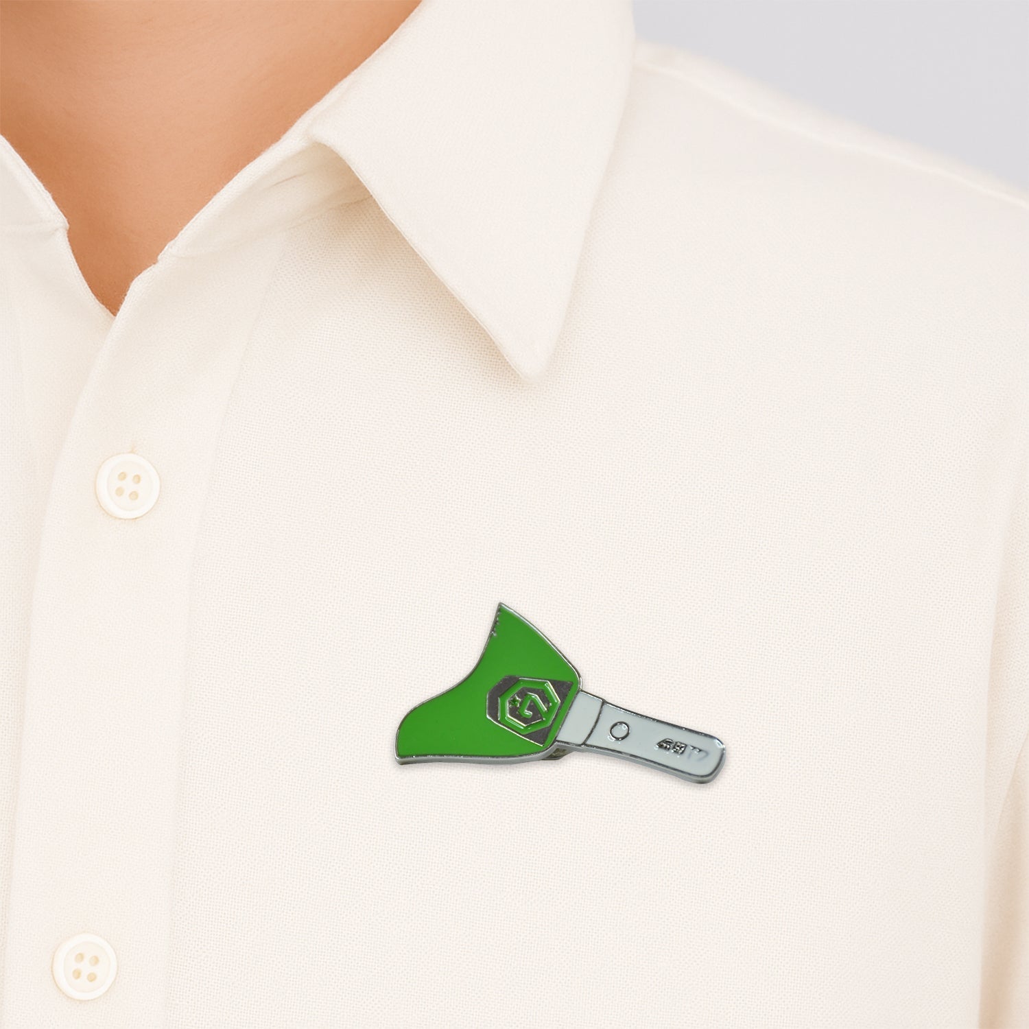 Stylish Metal Badge Pin – Single Piece (Random Design) Stylish Metal Badge Pin – Single Piece (Random Design)